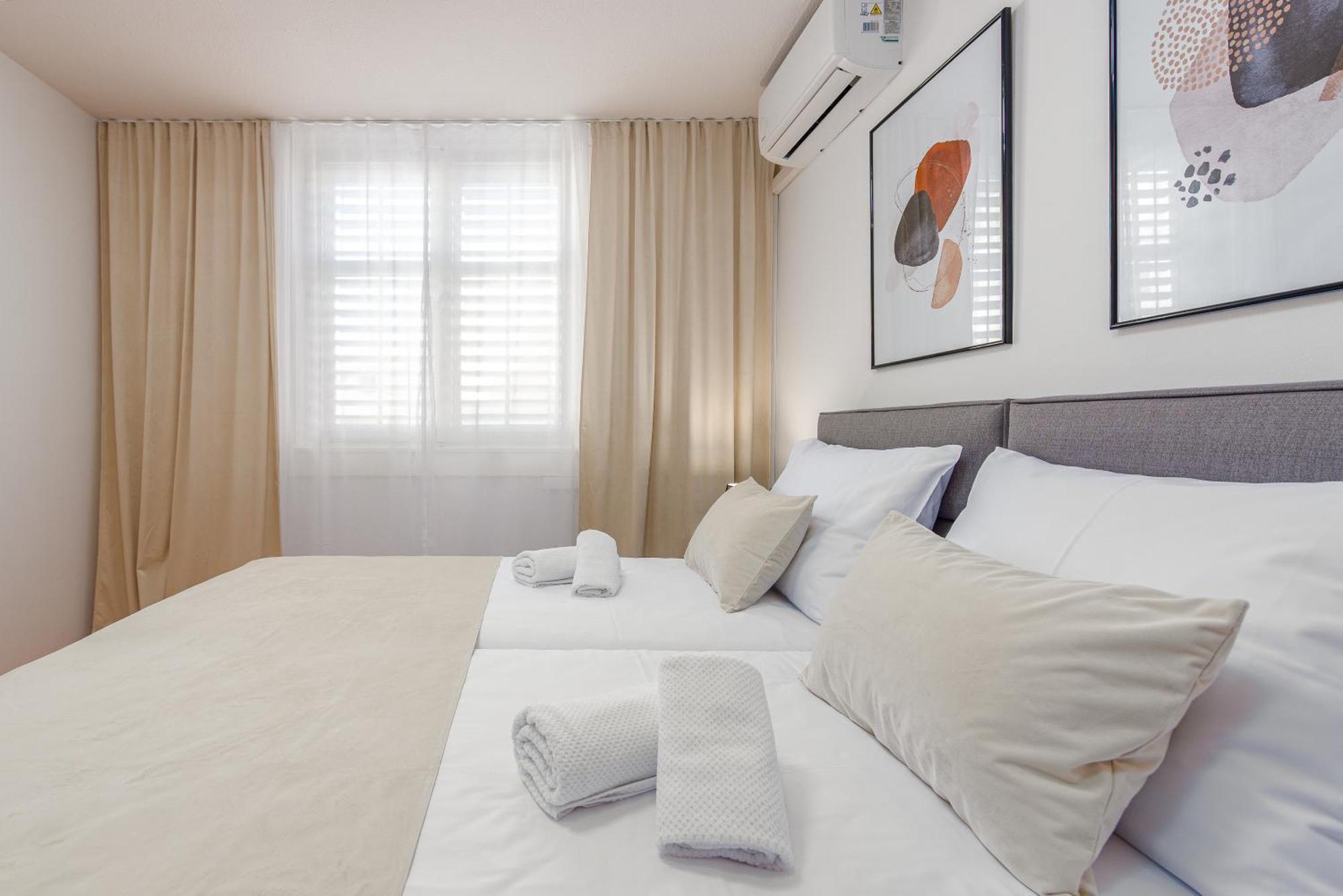 A&m 3 Bridge Luxury Center Apartment